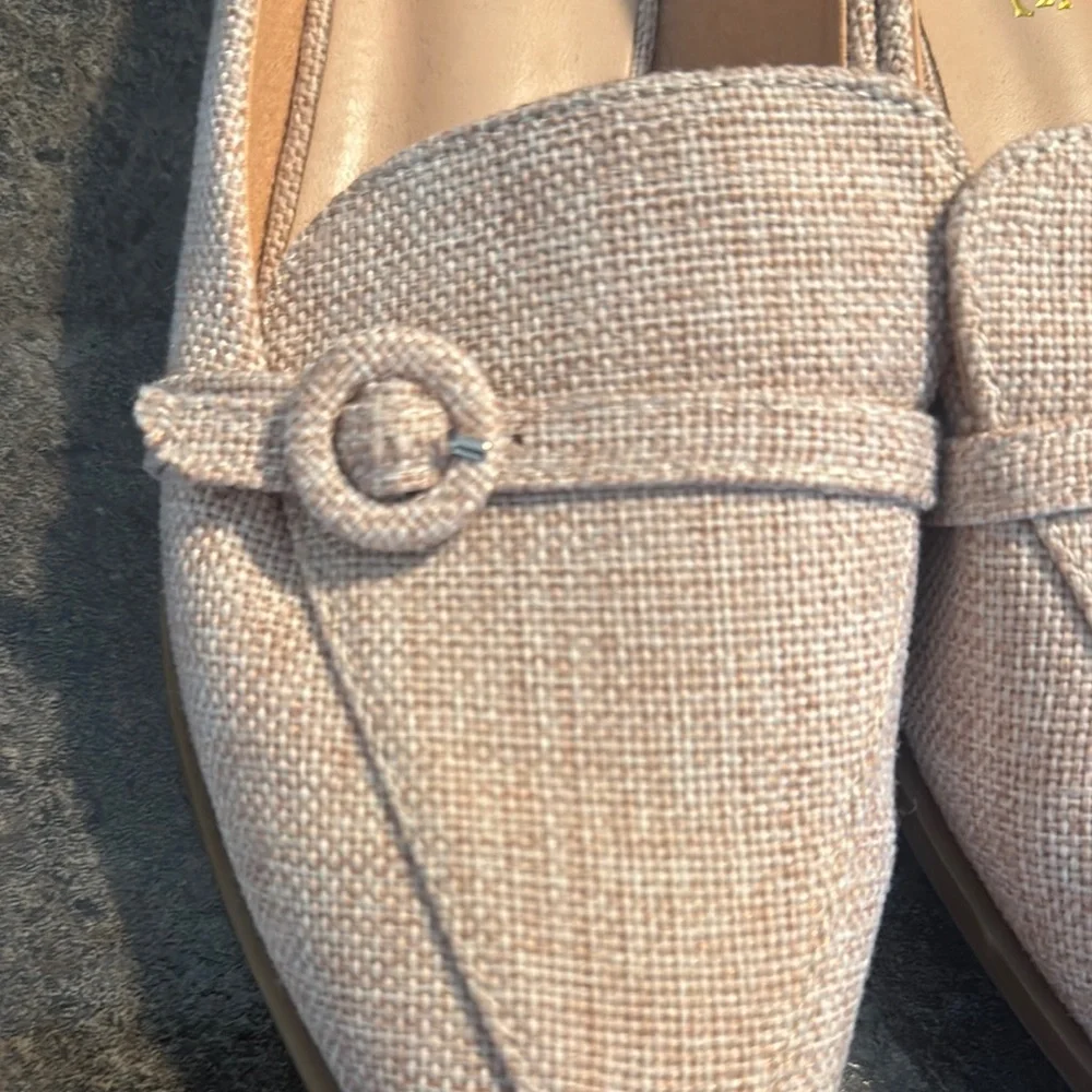 Cream Flats with Sleek Design and Metal Detail - Picture 5 of 7